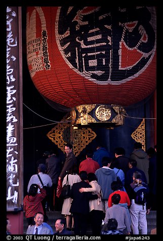 Huge lantern at the entrance of the Senso-ji temple, Asakusa. Tokyo, Japan