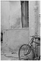 Bicycle and multicolored walls. Jodhpur, Rajasthan, India ( black and white)