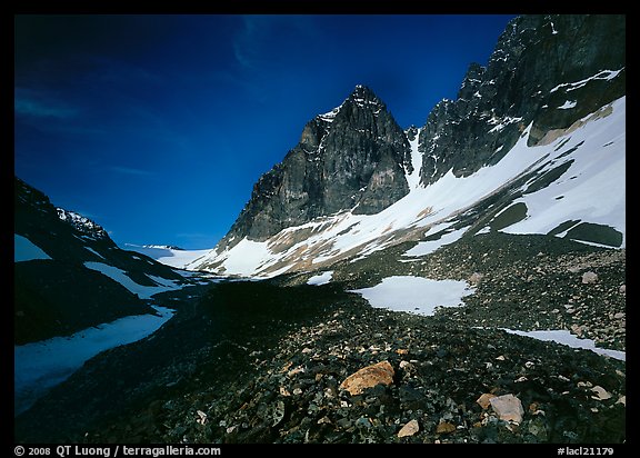 Moraine, neves, and rocky peaks, Telaquana Mountains. Lake Clark National Park, Alaska, USA.