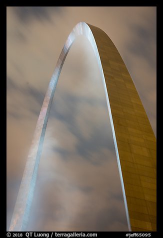 Picture/Photo: St Louis Arch at night. Gateway Arch National Park
