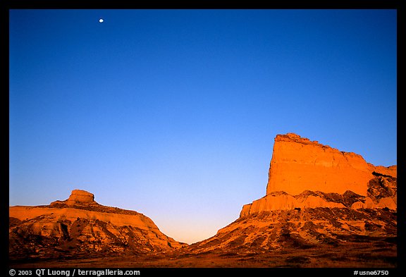 Scotts Bluff, Mitchell Pass, and  South Bluff at sunrise with moon. Scotts Bluff National Monument. Nebraska, USA (color)