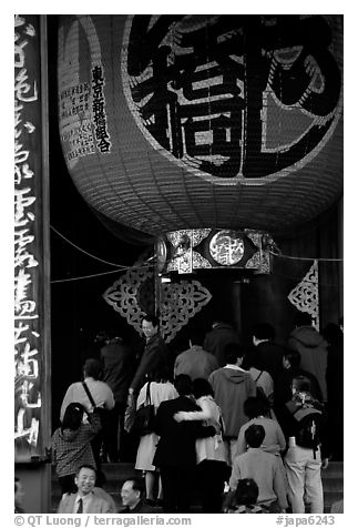 Huge lantern at the entrance of the Senso-ji temple, Asakusa. Tokyo, Japan (black and white)