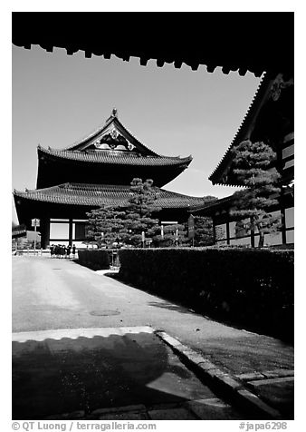 Entrance of the Tofuju-ji Temple, one of the city's five main Zen temples. Kyoto, Japan (black and white)