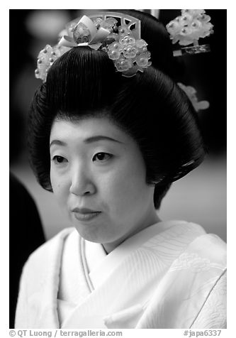Bride with traditional make-up. Tokyo, Japan (black and white)
