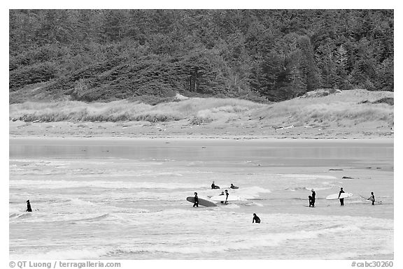 Surfers in Long Beach, the best surfing spot on Canada's west coast. Pacific Rim National Park, Vancouver Island, British Columbia, Canada (black and white)