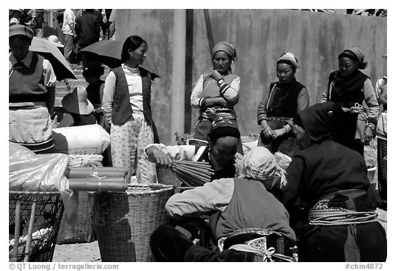 Women of the Bai tribe selling incense. Shaping, Yunnan, China (black and white)