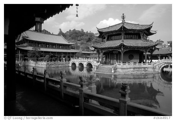 Octogonal pavilion of Yuantong Si, a 1200 year old Tang dynasty Buddhist temple. Kunming, Yunnan, China