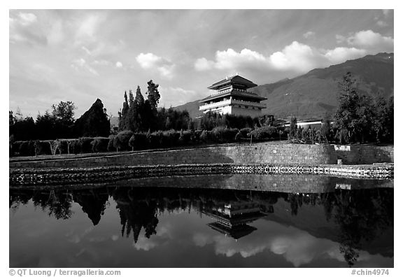 Chong-sheng Si, temple behind the Three Pagodas, reflected in a pond. Dali, Yunnan, China