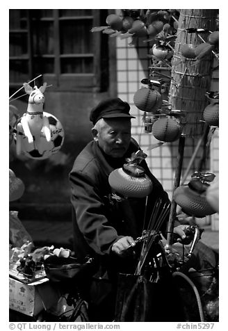 Lantern seller. Chengdu, Sichuan, China (black and white)