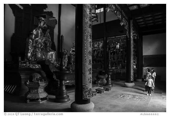 Family visiting Dajing Taoist temple. Shanghai, China (black and white)
