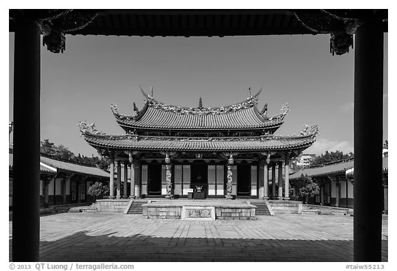 Dacheng Hall, Confuscius Temple. Taipei, Taiwan (black and white)