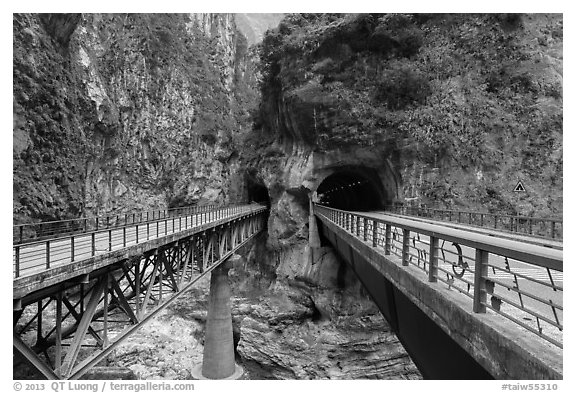 Bridges spanning Liwu River, Taroko Gorge. Taroko National Park, Taiwan (black and white)