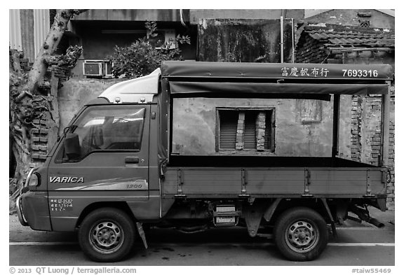 Truck and house. Lukang, Taiwan (black and white)