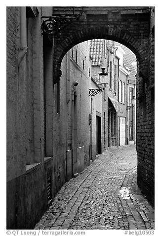 Narrow cobled street and archway. Bruges, Belgium (black and white)