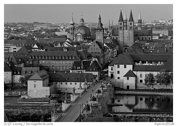 Alte Mainbrucke bridge and Neumunsterkirche church. Wurzburg, Bavaria, Germany (black and white)