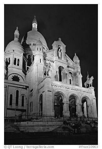 Sacre-coeur basilic at night, Montmartre. Paris, France