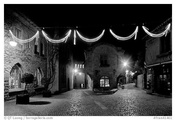 Place a Pierre Pont with Christmas decorations at night. Carcassonne, France