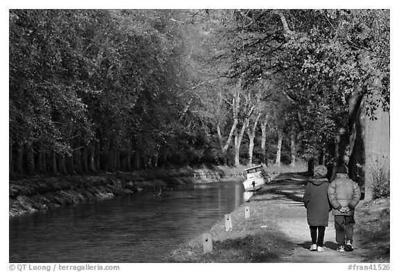 Couple walking along Canal du Midi. Carcassonne, France