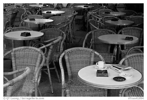 Cafe table, Cours Mirabeau. Aix-en-Provence, France (black and white)