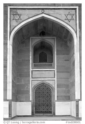 Side alcove, Humayun's tomb. New Delhi, India (black and white)