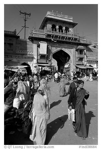 Women in front of Sardar Market gate. Jodhpur, Rajasthan, India (black and white)