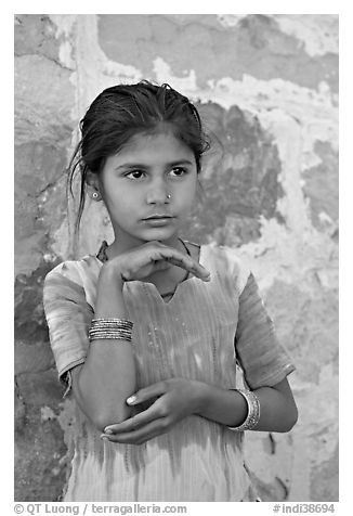 Young girl. Jodhpur, Rajasthan, India (black and white)