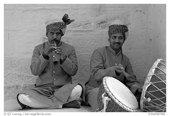 Flute and drum players, Mehrangarh Fort. Jodhpur, Rajasthan, India (black and white)