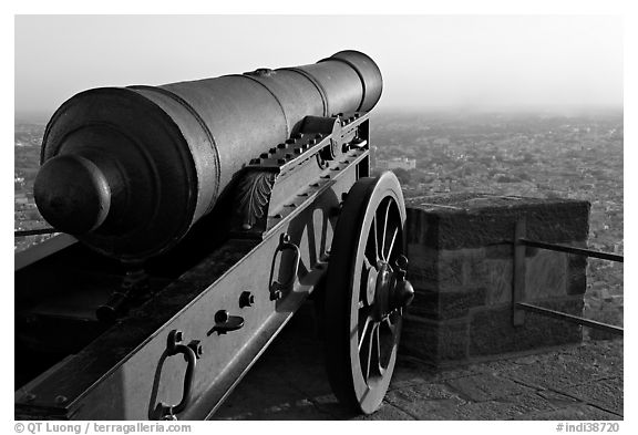 Cannon and old town, Mehrangarh Fort. Jodhpur, Rajasthan, India