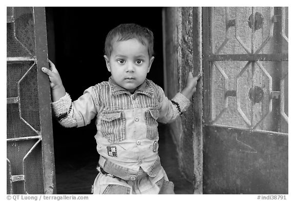 Boy in doorway. Jodhpur, Rajasthan, India (black and white)