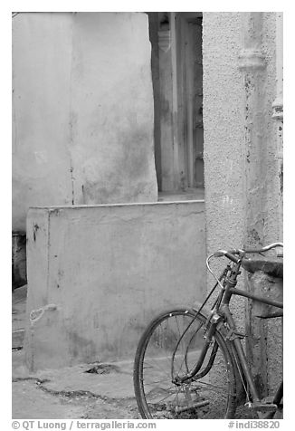 Bicycle and multicolored walls. Jodhpur, Rajasthan, India (black and white)