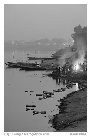 Cremation at Harishchandra Ghat at sunset. Varanasi, Uttar Pradesh, India