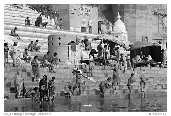 Hindu people on the steps of Sankatha Ghat. Varanasi, Uttar Pradesh, India (black and white)