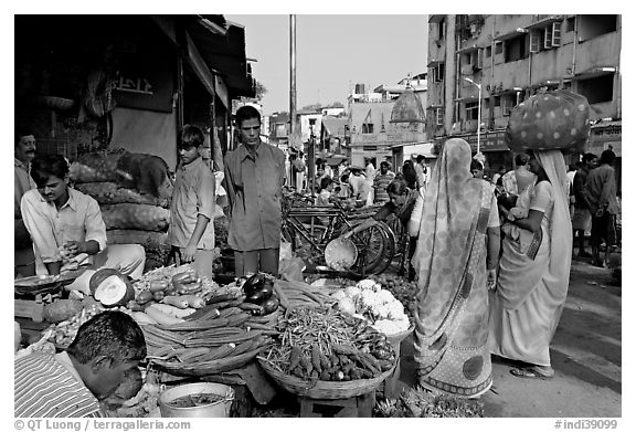 Vegetable stand, Colaba Market, Colaba Market. Mumbai, Maharashtra, India (black and white)