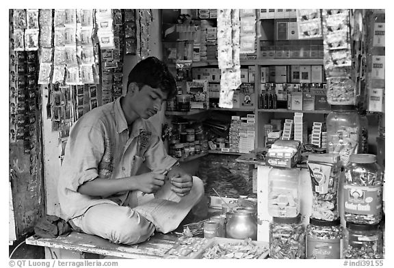 Street vendor. Mumbai, Maharashtra, India (black and white)