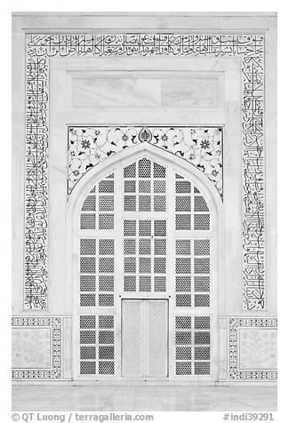 Door in pishtaq decorated with caliligraphy. Agra, Uttar Pradesh, India (black and white)