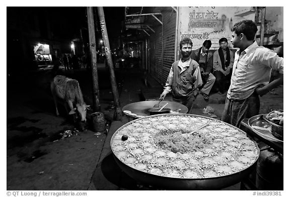 Food vendors by night. Bharatpur, Rajasthan, India