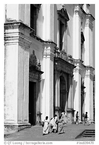 People at the entrance of Se Cathedral, Old Goa. Goa, India (black and white)