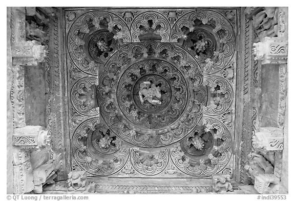 Ceiling decor of temple entrance, Parsvanatha, Eastern Group. Khajuraho, Madhya Pradesh, India