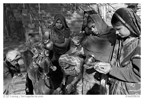 Women offering to an image at Matangesvara temple. Khajuraho, Madhya Pradesh, India (black and white)