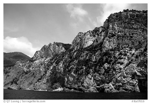 Steep limestone cliffs dropping into the Mediterranean. Cinque Terre, Liguria, Italy (black and white)