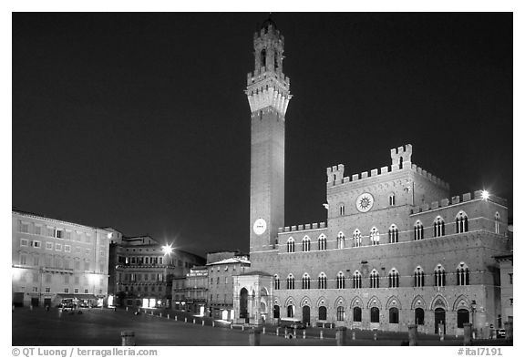 Piazza Del Campo and Palazzo Pubblico at night. Siena, Tuscany, Italy (black and white)