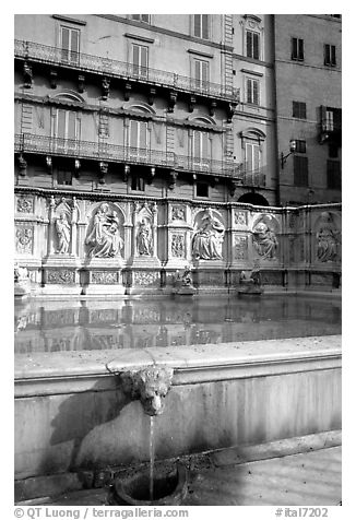 15th century Fonte Gaia and houses  on Il Campo. Siena, Tuscany, Italy (black and white)