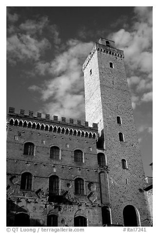 Palazzo del Popolo and Torre Grossa, early morning. San Gimignano, Tuscany, Italy (black and white)