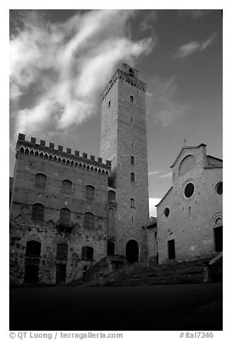 Palazzo del Popolo, Torre Grossa, Duomo, early morning. San Gimignano, Tuscany, Italy (black and white)