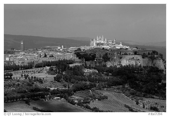General view of town, perched on plateau. Orvieto, Umbria (black and white)