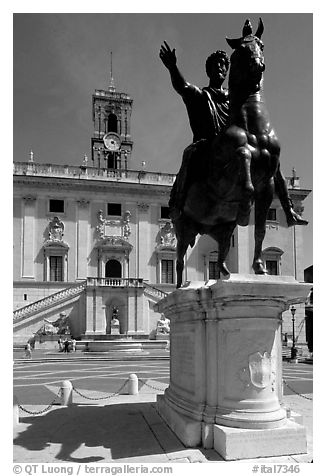 Equestrian status of Marcus Aurelius in front of the Palazzo Senatorio. Rome, Lazio, Italy (black and white)