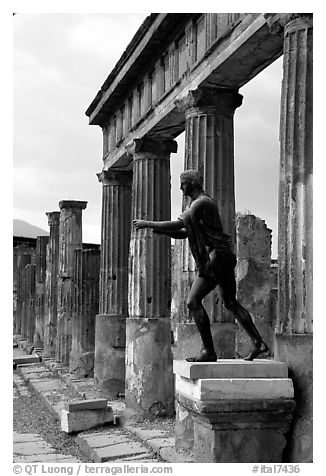 Tempio di Apollo (Temple of Apollon). Pompeii, Campania, Italy (black and white)