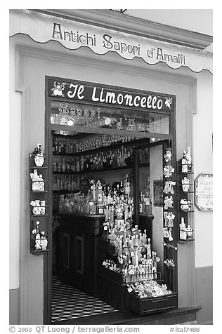 Store specializing in Lemoncelo, the local lemon-based liquor, Amalfi. Amalfi Coast, Campania, Italy (black and white)