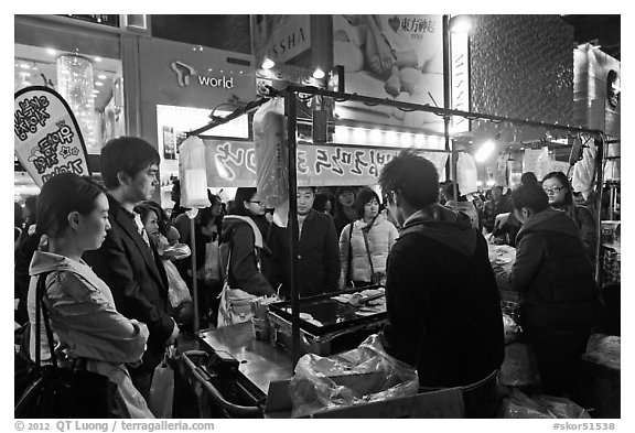 Busy food stall by night. Seoul, South Korea (black and white)