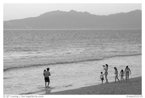 Family on the beach at sunset, Nuevo Vallarta, Nayarit. Jalisco, Mexico (black and white)